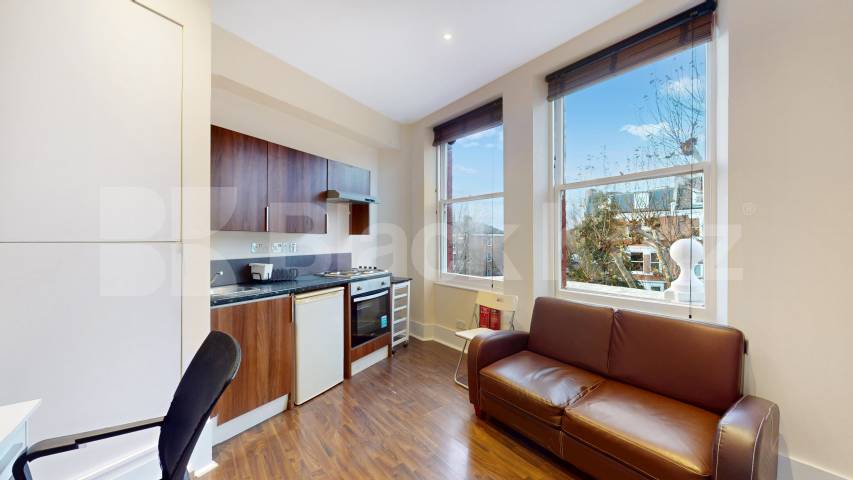 Modern one bed set within a large period house mins to tube and shops Sutherland Avenue, Maida Vale